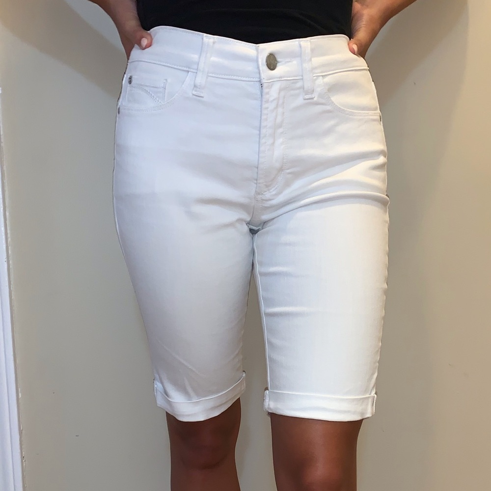 Women’s NYDJ White Cuffed Bermuda Shorts 2P EUC
